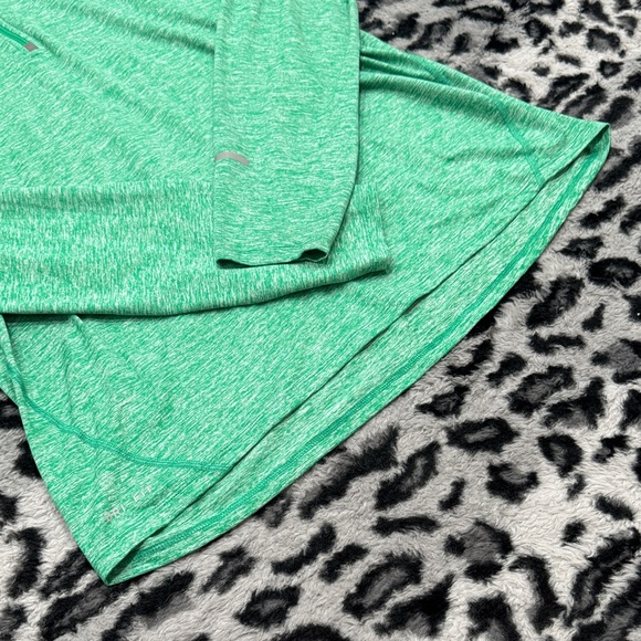 Nike Women's Green Athletic Long Sleeve Top - Picture 4 of 7